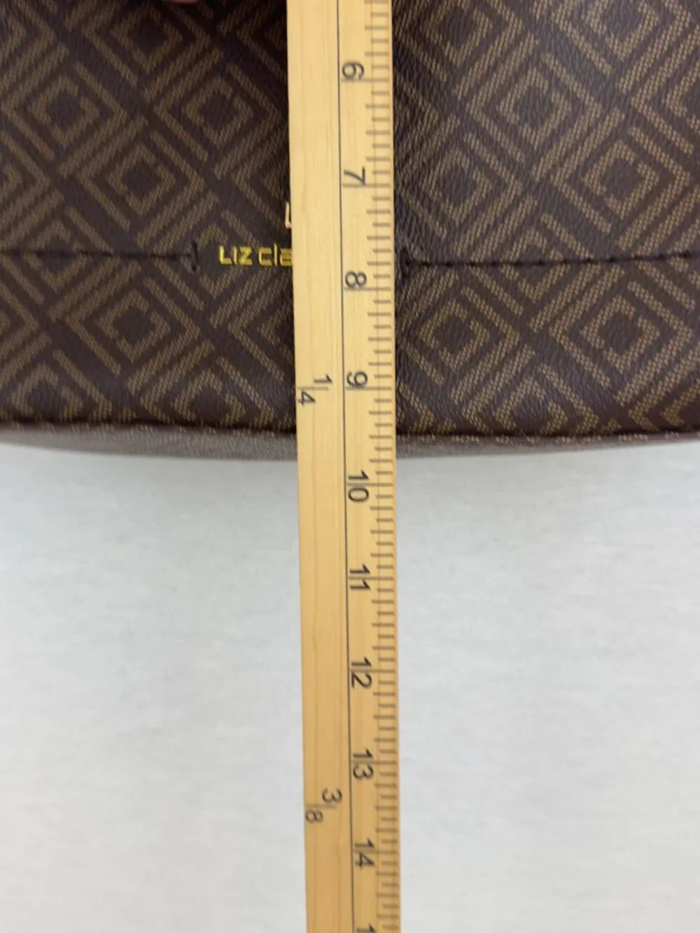 LIZ CLAIBORNE GEOMETRIC BROWN SHOULDER BAG GOLD HARDWARE ZIP SNAP INNER POCKETS